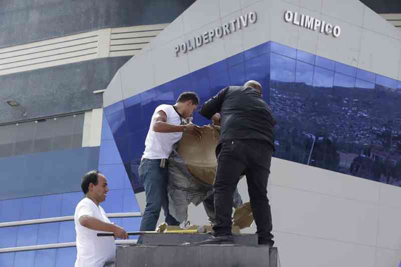Retiran el busto de Evo Morales del polideportivo en Quillacollo