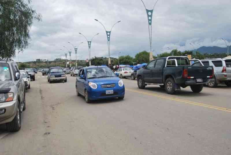 Cortan tráfico vehícular en el Puente Bolívar de Tarija