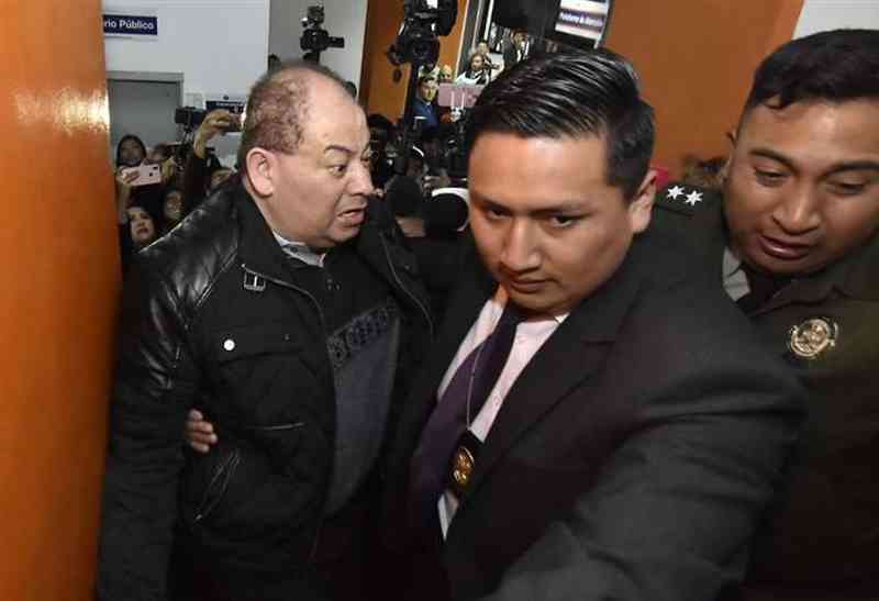 Dan detención domiciliaria y pago de una fianza de Bs 350.000 al ex ministro de Gobierno Carlos Romero