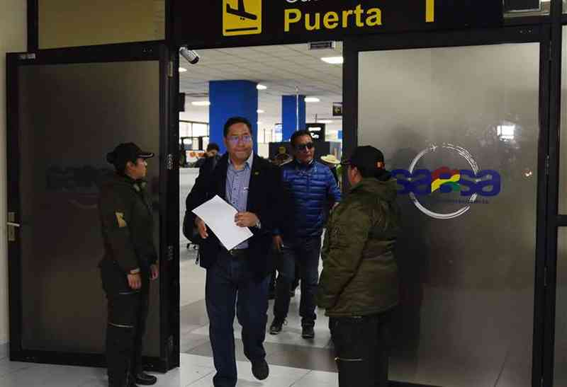 Luis Arce llega a Bolivia y es notificado para declarar por el caso Fondioc