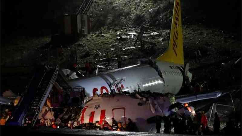 Accidente en Estambul: un muerto y más de 150 heridos al salirse un avión de la pista y partirse en tres en Turquía