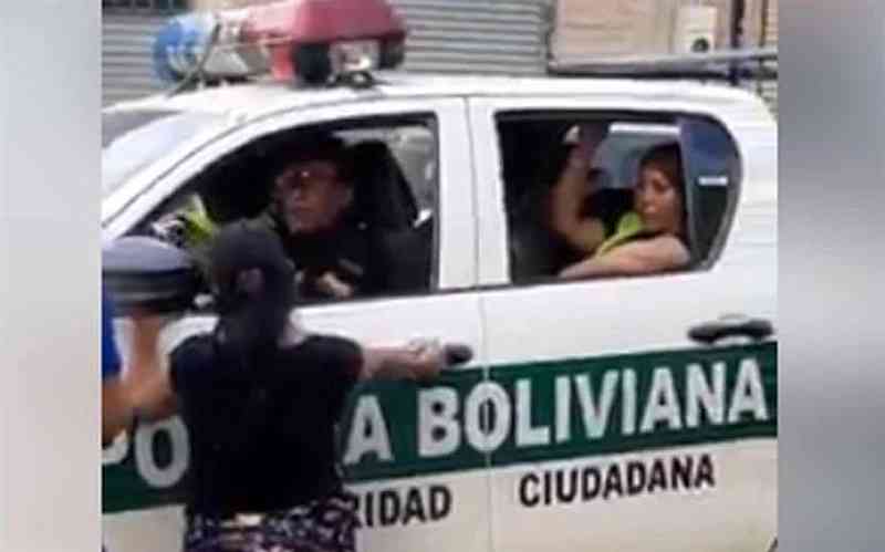 Patrulla de la Policía arrolla a una mujer y el hecho queda grabado