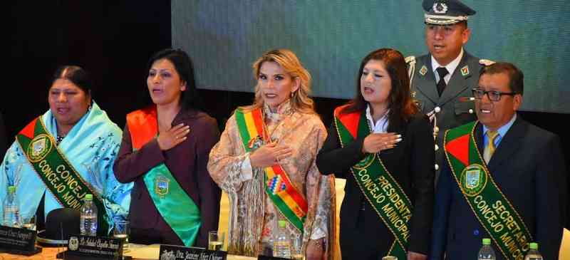 Presidenta Áñez participa de sesión de honor en El Alto en medio de un fuerte control policial 