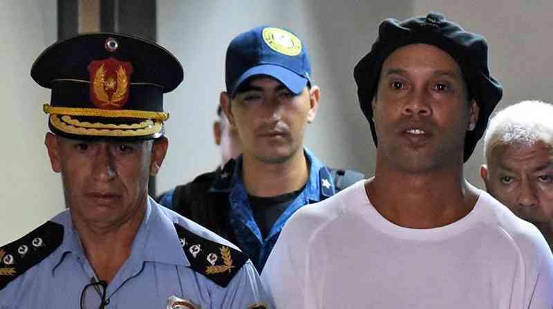 Juez ordena mantener en prisión preventiva a Ronaldinho en Paraguay 