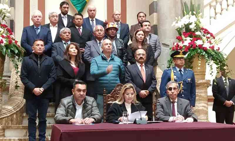 Gobierno suspende clases, vuelos con Europa y eventos masivos