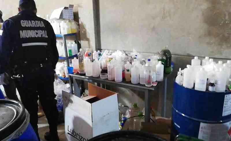 Hallan fábrica ilegal de alcohol en gel; comían en el mismo lugar que lo preparaban