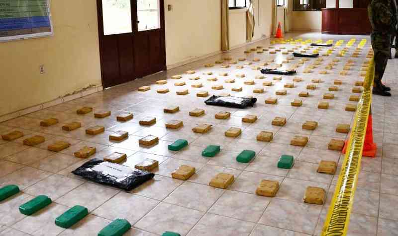 Caen policías acusados de robar droga que estaba incautada