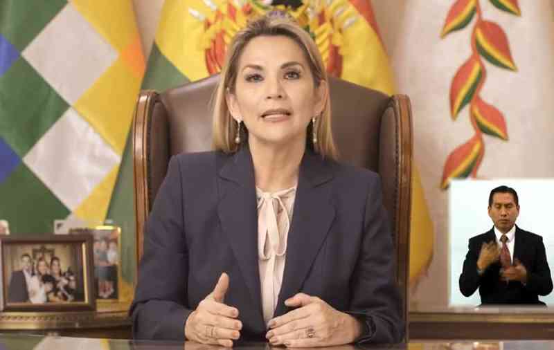 Añez crea Bono Familia y ordena diferir pagos a bancos e impuesto a utilidades