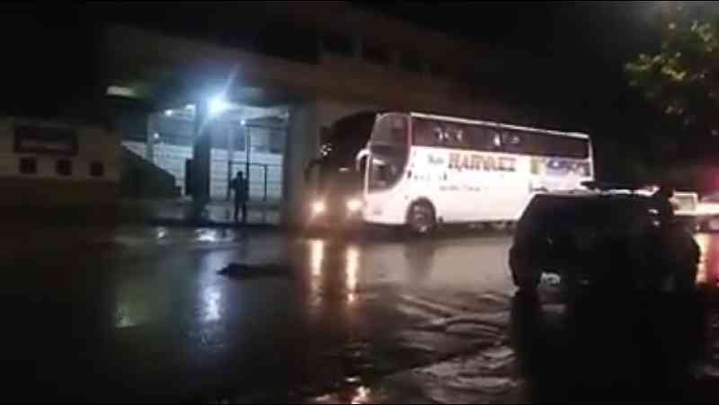 Tarijeños «repatriados» de Chile cumplen protocolo en el Estadio IV Centenario