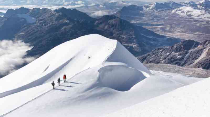 Unidad de Bomberos rescata a 13 extranjeros del Nevado Huayna Potosí 