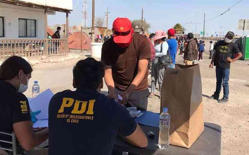 Suben a 300 los bolivianos que permanecen en la frontera y la canciller rechaza uso político de la situación