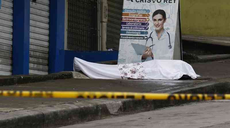 Dolor en Guayaquil se duplica por la imposibilidad de enterrar a los muertos 
