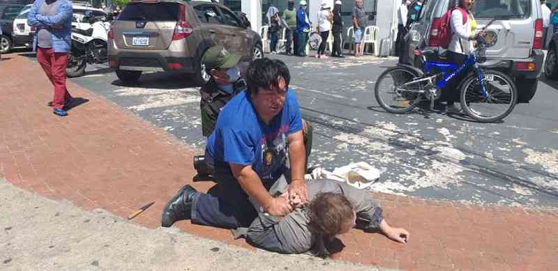 Intentaba robarle su bono a un anciano, pero fue descubierto por un policía 