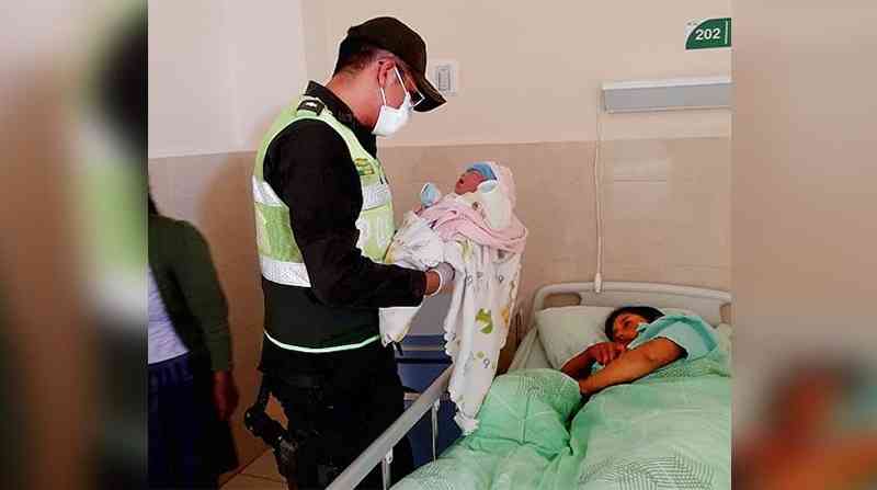 Cochabamba: Una mujer da a luz a una bebé en patrullero de la Policía 