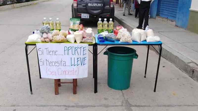 Aiquileños solidarios instalan mesa con alimentos para ayudar a las personas que no tienen bonos