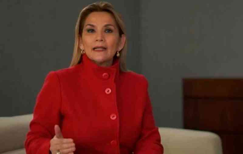 Gobierno amplía beneficiarios del Bono Familia y anuncia seguros para personal de salud