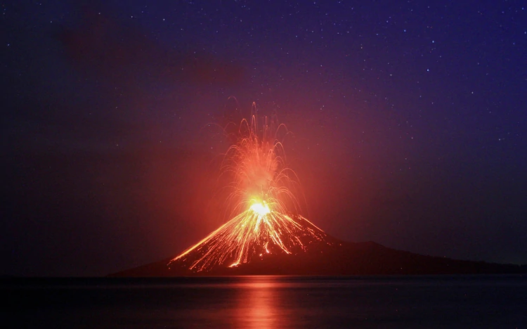 Las asombrosas imágenes del volcán Krakatoa que entró en erupción con columnas de humo de más de 500 metros de altura