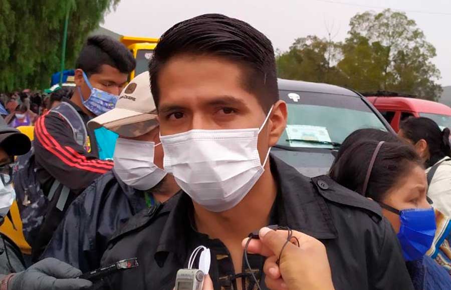 Andrónico dice que expulsión de policías fue “reacción espontánea y natural de la población”