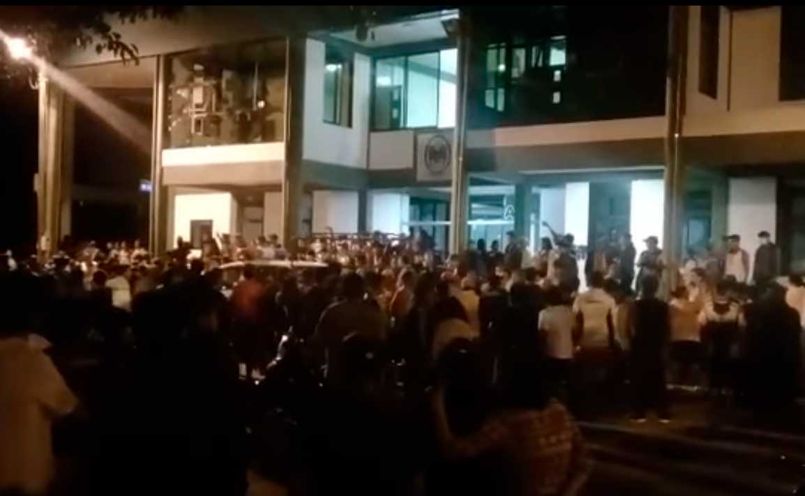 Expulsan por la fuerza a policías de población del Trópico de Cochabamba