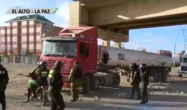 Policía interviene y levanta bloqueo en el Distrito 8 de El Alto