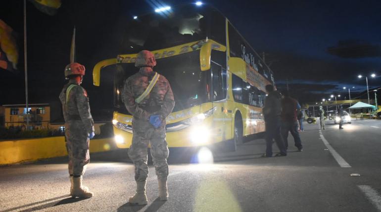 Retienen a tres buses con más de 50 personas en el cruce Punata-Paracaya 