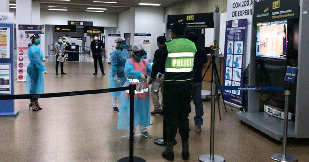 Llega avión de Madrid con 180 bolivianos y una delegación española que trae reactivos para detectar coronavirus