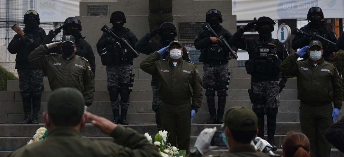 Comandante rompe en llanto: “Nosotros vamos a seguir saliendo por ustedes, pero si no colaboran, no sé dónde llegaremos”
