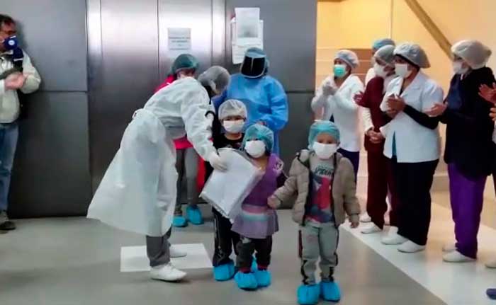 Dan de alta a ocho niños que superaron el coronavirus en el hospital de Sacaba