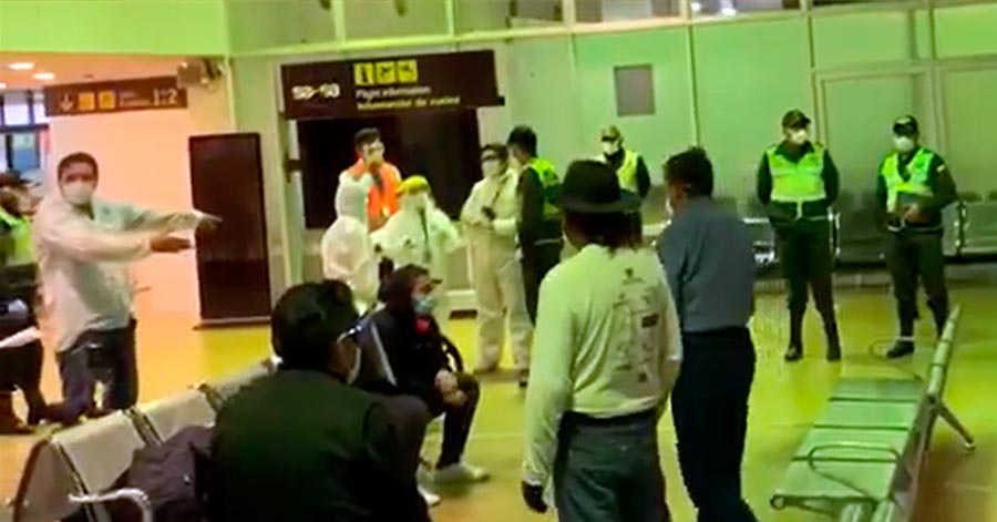 Confusión genera reclamos en pasajeros de vuelo humanitario Miami–Santa Cruz