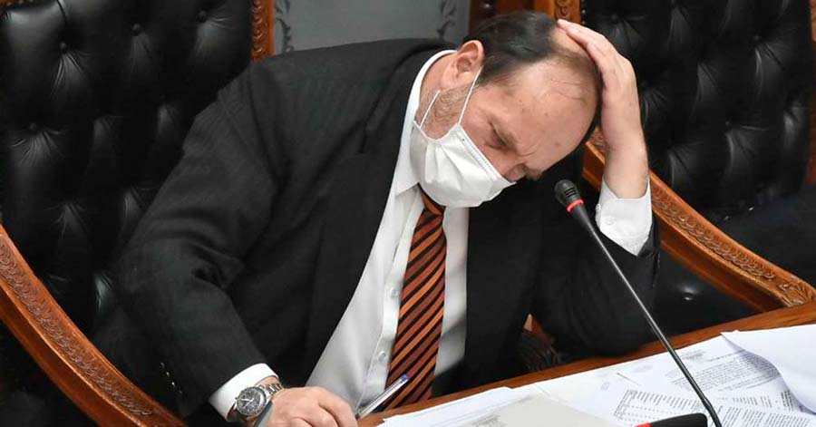 Áñez aparta de su cargo al ministro de Salud por el sobreprecio en la compra de respiradores 
