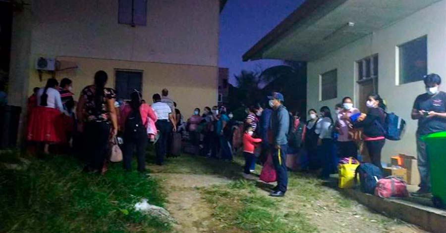 Grupos de Caranavi amenazaron con quemar a la directora del hospital; el Sedes pide garantías para que retornen los médicos