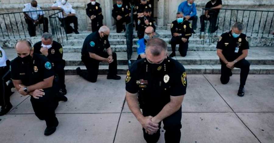 Muerte de George Floyd: los inéditos gestos de solidaridad de algunos policías con los manifestantes por la muerte de George Floyd en EE.UU.