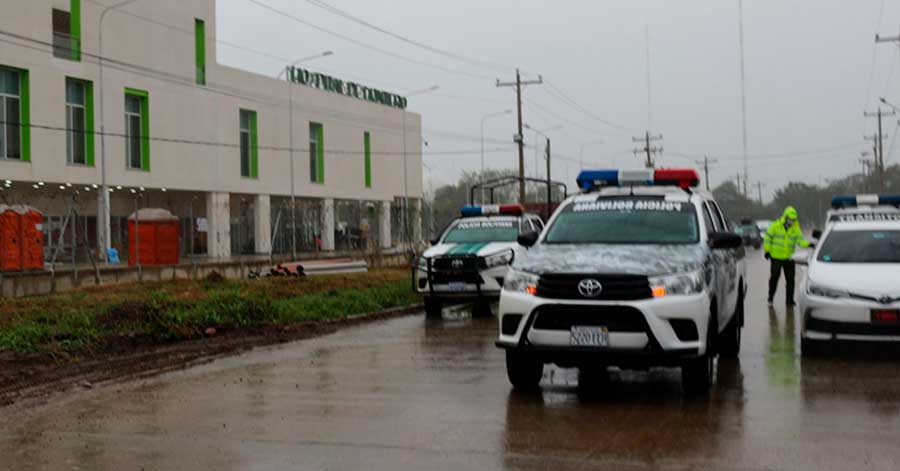 Policías y militares resguardan hospital de Montero mientras autoridades agilizan su apertura