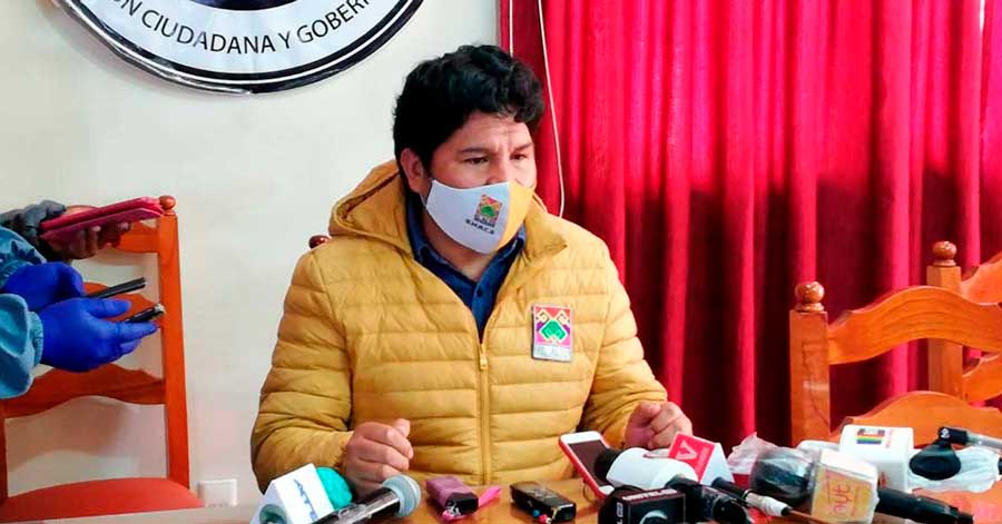 El Alto: Hallan a paciente Covid fuera de su casa comprando pan; además amenazó con abrazar a funcionario