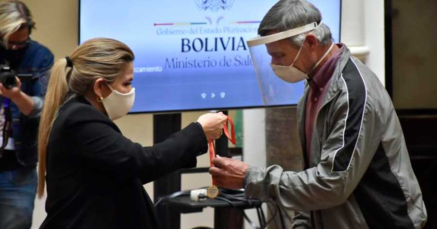 Gobierno lanza campaña “#TuDecisiónDaVida” y condecora a 6 donantes de plasma