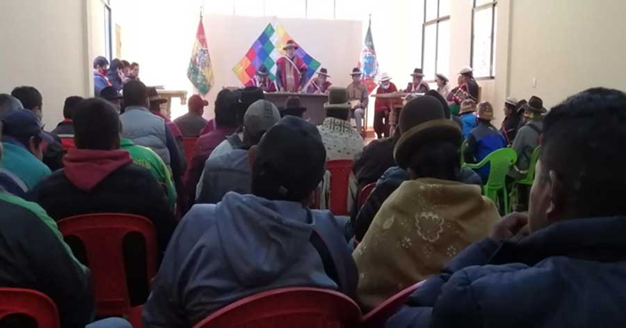 Originarios de tres poblaciones del altiplano piden retornar a clases este lunes