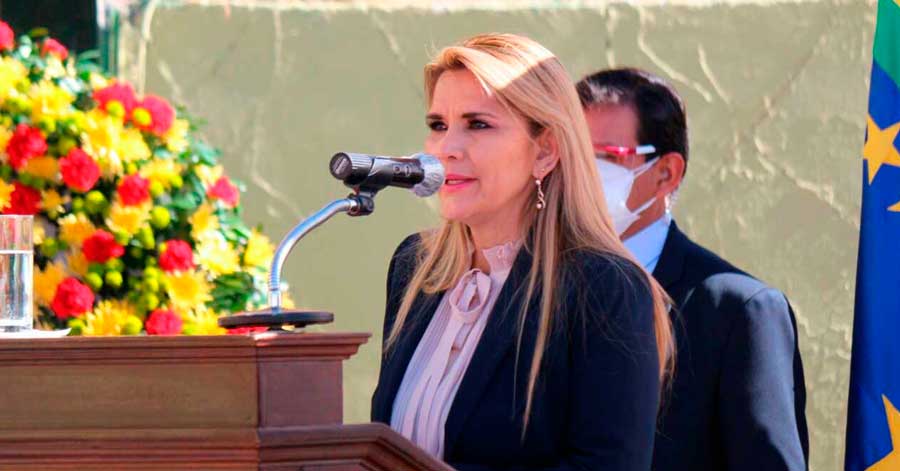 Añez dice que “Evo y sus cocaleros” quieren retornar al poder por el camino de la división y violencia