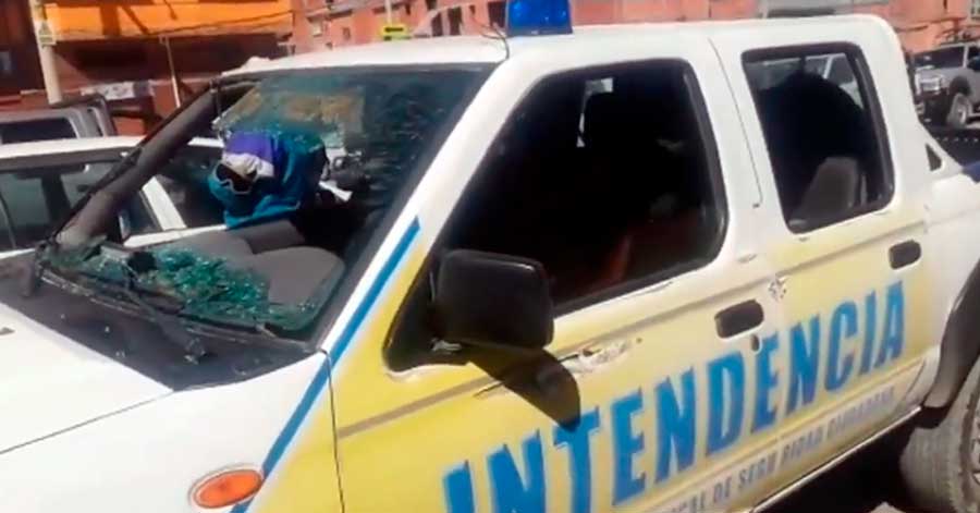 Ataque a una caravana de vehículos de la Intendencia de El Alto deja 11 funcionarios heridos