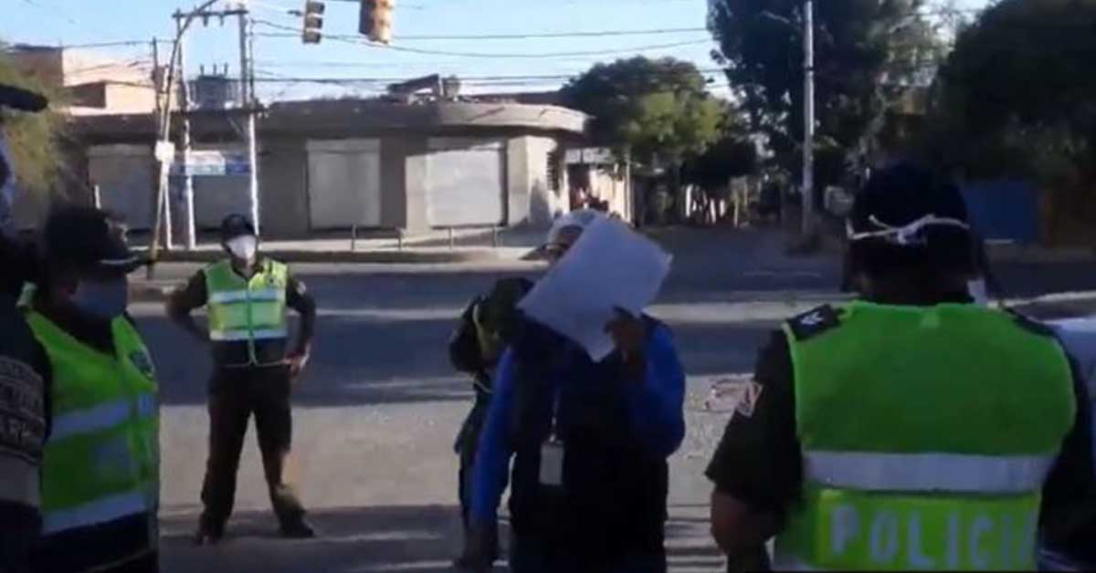 Mujer amenaza con contagiar de coronavirus a policías