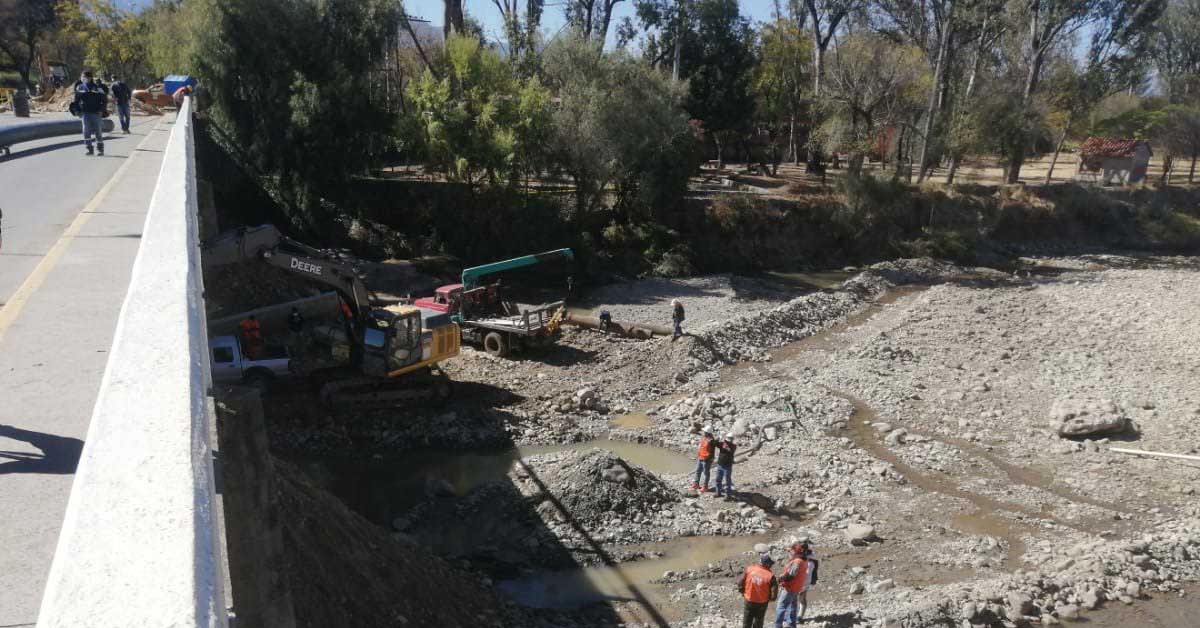 Trabajadores avanzan en la reposición de servicio de agua potable en Tarija