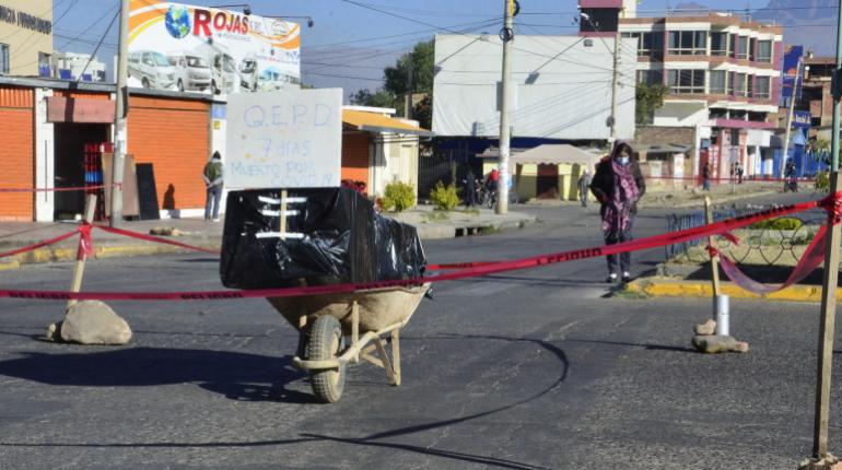 Cochabamba: Con ataúd en la calle, vecinos protestan por tardanza en entierros 