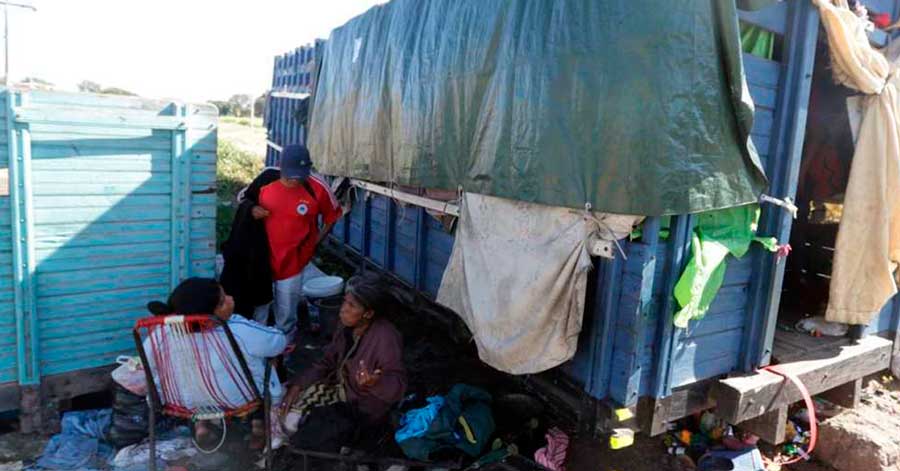 Santa Cruz: Regalan una casa a la familia ayorea que vivía en la carrocería de un camión