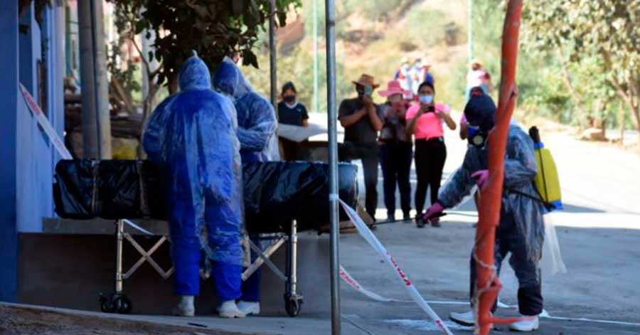 Cochabamba: Funeraria recoge el cadáver de una persona fallecida en una acera del barrio Universitario