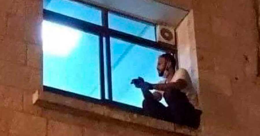 Se trepó a la ventana del hospital para despedirse de su madre que murió de coronavirus