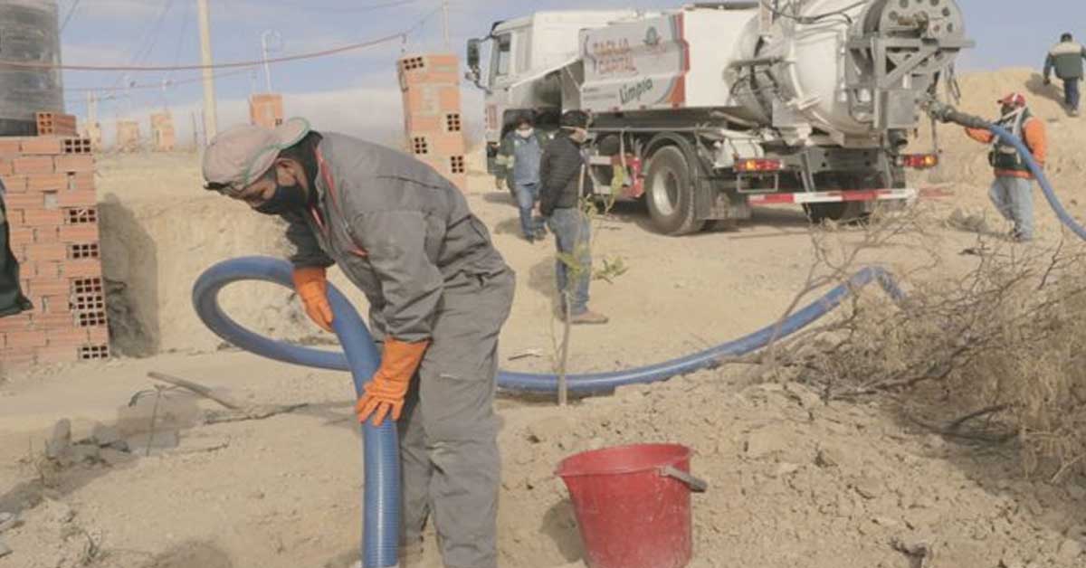 Alcaldía trabaja en calles, pozos y alumbrados en el distrito 7