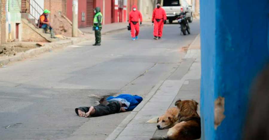 Dueños de vivienda sacan a la calle cuerpo de sospechoso de Covid-19 