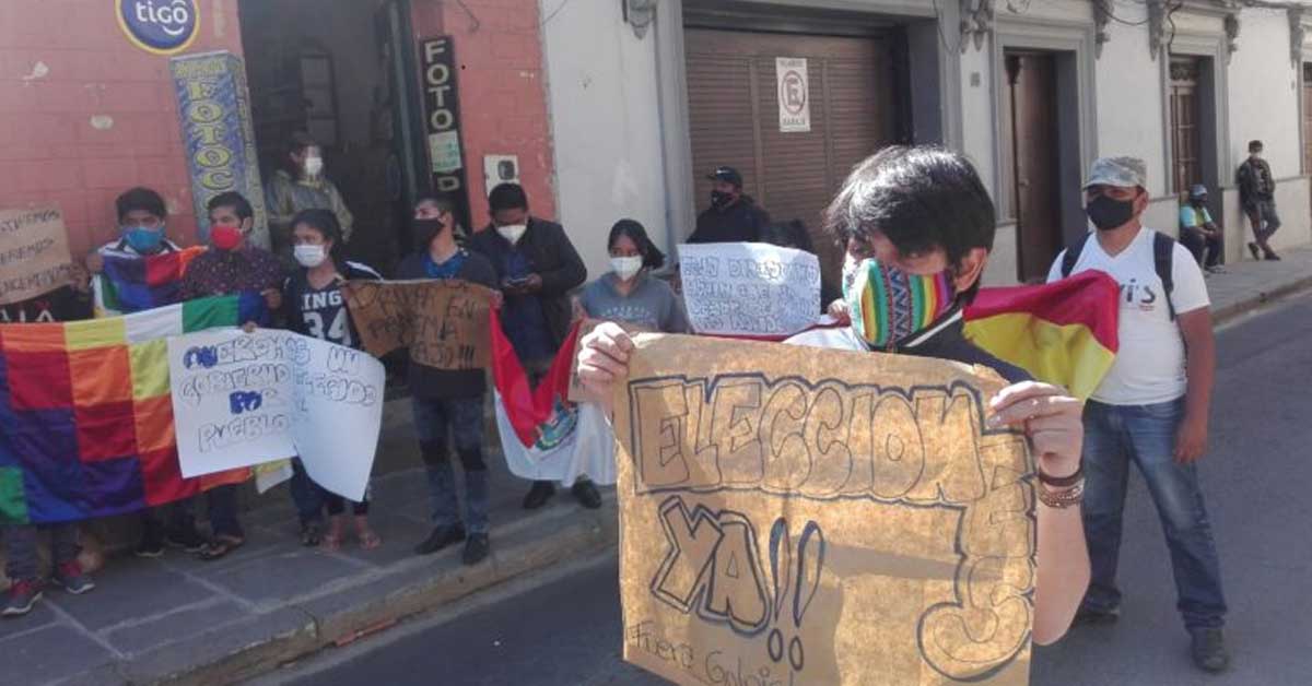 Militantes del MAS exigen elecciones frente del Tribunal Electoral Departamental