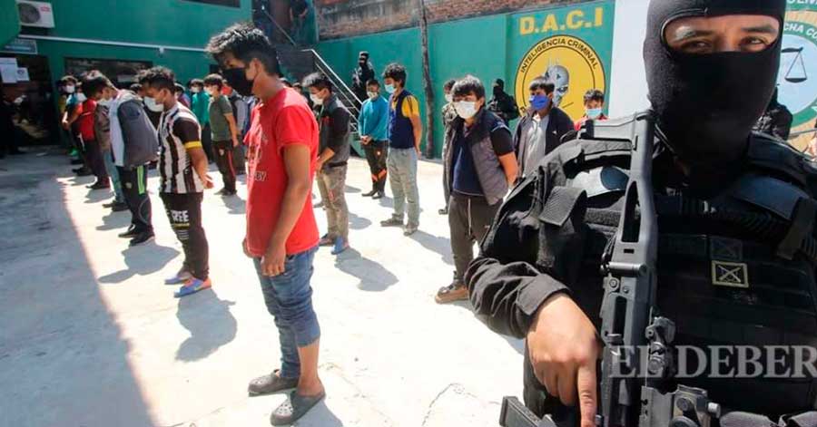 Policía revela que ataque en Samaipata fue bien organizado y muestra armas y objetos decomisados 