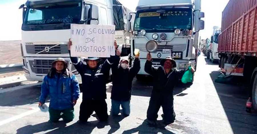 De rodillas, los transportistas varados en bloqueos claman por ayuda humanitaria 