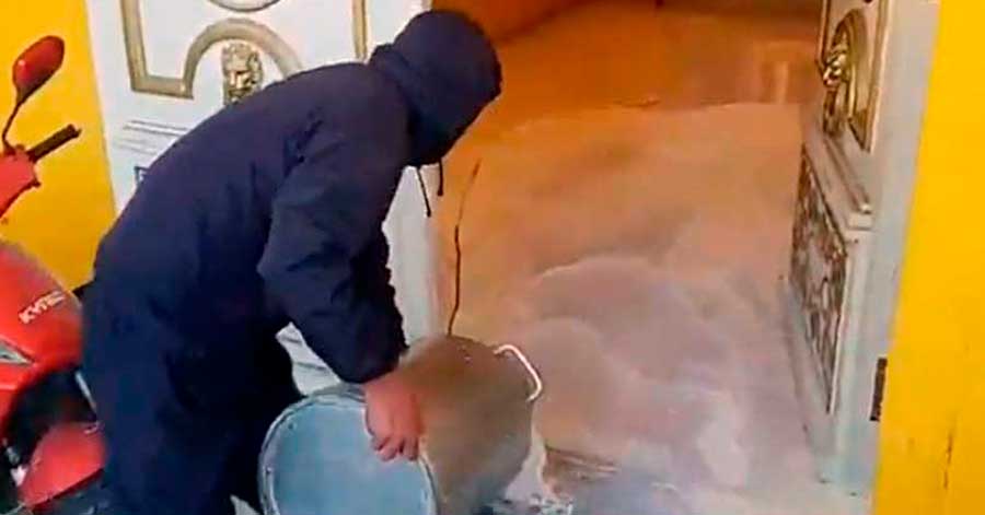 Cochabamba: Lecheros tiran su producción en instituciones, protestan por falta de solución a bloqueos